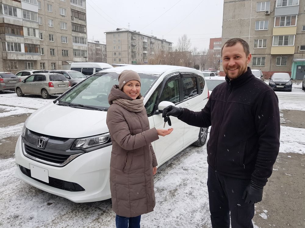 Передача ключей от Honda Freed клиенту