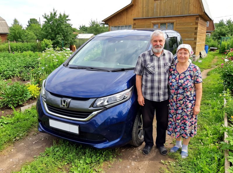 Пожилая пара с Honda Freed на даче